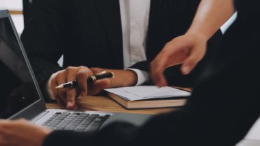 İş adamı ve kadın ofiste birlikte çalışıyorlar.