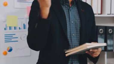 İşadamı tahtaya yazı yazıyor