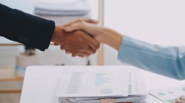 İş tokalaşması, iş adamlarının tokalaşması, yakın çekim. iş kavramı