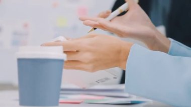 Ofiste proje üzerinde çalışan genç iş kadınlarını kapatın.