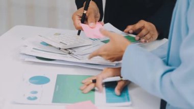 Yakın plan - Ofiste mali verileri tartışan iş ekibi