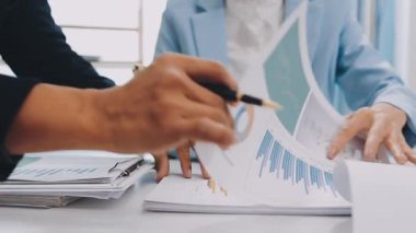 İş adamları ofiste mali verileri tartışıyor