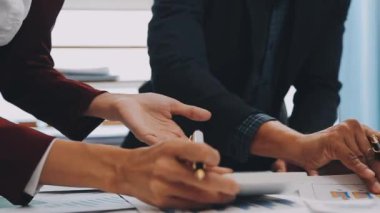 İş adamları birlikte çalışıyor.