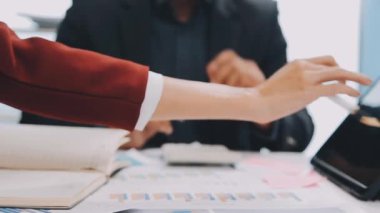 Genç işadamı modern Office belgeleriyle çalışma.