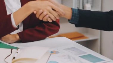 Modern ofisteki başarılı anlaşmadan sonra iş adamları el sıkışıyor.