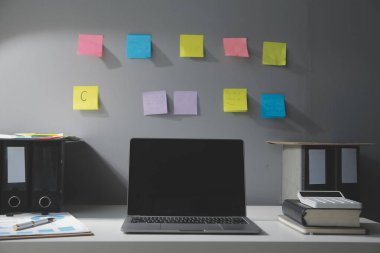 Laptop bilgisayar ve ofis malzemeleriyle stüdyo çalışma alanı. Evden çalışıyorum. Kopyalama alanı ile