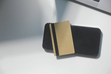 Koyu arkaplan, plastik kartlar ve banknotlar üzerindeki hesap makinesi