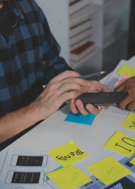 ux Grafik Tasarımcı Yaratıcı Tasarım Planlama Uygulama Süreç Geliştirme Web Cep telefonu için prototip kablo geliştirme. Kullanıcı deneyimi kavramı.