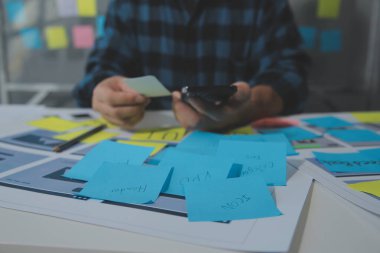 ux Grafik Tasarımcı Yaratıcı Tasarım Planlama Uygulama Süreç Geliştirme Web Cep telefonu için prototip kablo geliştirme. Kullanıcı deneyimi kavramı.