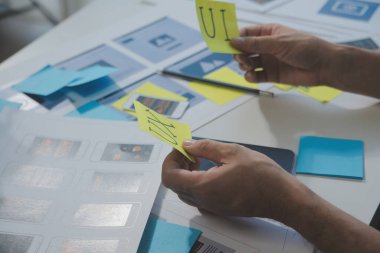 ux Grafik Tasarımcı Yaratıcı Tasarım Planlama Uygulama Süreç Geliştirme Web Cep telefonu için prototip kablo geliştirme. Kullanıcı deneyimi kavramı.