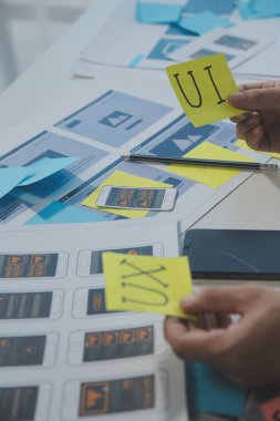 ux Grafik Tasarımcı Yaratıcı Tasarım Planlama Uygulama Süreç Geliştirme Web Cep telefonu için prototip kablo geliştirme. Kullanıcı deneyimi kavramı.