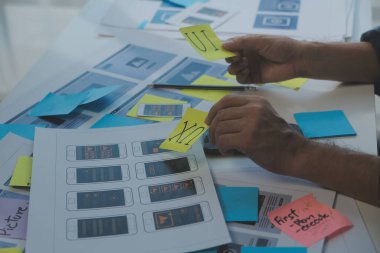 ux Grafik Tasarımcı Yaratıcı Tasarım Planlama Uygulama Süreç Geliştirme Web Cep telefonu için prototip kablo geliştirme. Kullanıcı deneyimi kavramı.