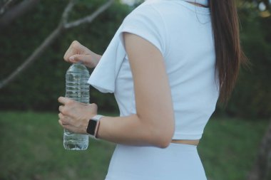 Genç kadın Protein içeceği açık havada içki