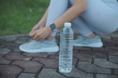 Genç kadın Protein içeceği açık havada içki