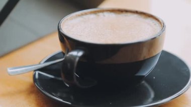 Kahve fincanı ahşap masada.