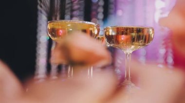 İki kadeh şampanya.