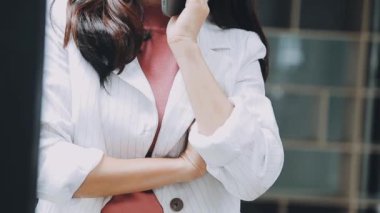 Akıllı telefon kullanan genç bir kadın.