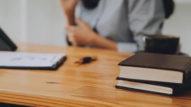 Belgeler ve grafikler üzerinde çalışırken iş kadınının tablet kullandığı yakın plan görüntüsü 