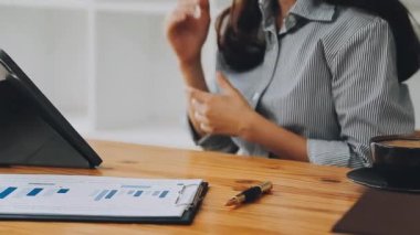 Belgeler ve grafikler üzerinde çalışırken iş kadınının tablet kullandığı yakın plan görüntüsü 