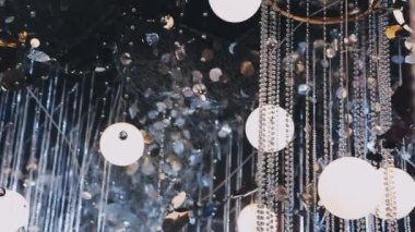 Sokakta yılbaşı süslemeleri