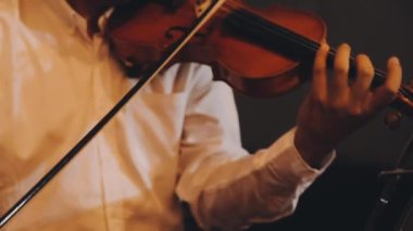 Genç adam oyun keman