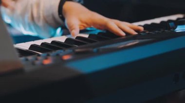 Synthesizer oynarken adam.