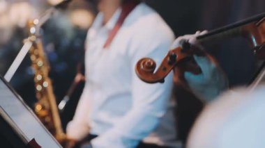 Orkestra çalan kemanın yakın görüntüsü.