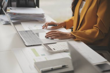 Toplantı odasında birlikte çalışan iş adamları, takım çalışması arka plan çizelgeleri ve grafikler, çift pozlama başarılı takım çalışması, iş planlama konsepti.