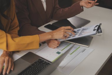 Toplantı odasında birlikte çalışan iş adamları, takım çalışması arka plan çizelgeleri ve grafikler, çift pozlama başarılı takım çalışması, iş planlama konsepti.