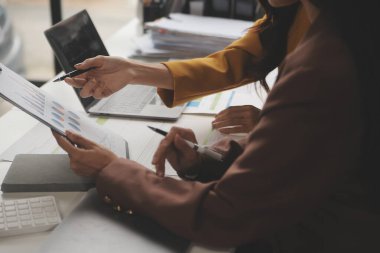 Toplantı odasında birlikte çalışan iş adamları, takım çalışması arka plan çizelgeleri ve grafikler, çift pozlama başarılı takım çalışması, iş planlama konsepti.