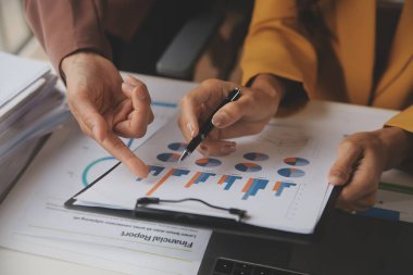 Toplantı odasında birlikte çalışan iş adamları, takım çalışması arka plan çizelgeleri ve grafikler, çift pozlama başarılı takım çalışması, iş planlama konsepti.