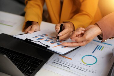 Toplantı odasında birlikte çalışan iş adamları, takım çalışması arka plan çizelgeleri ve grafikler, çift pozlama başarılı takım çalışması, iş planlama konsepti.