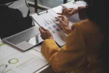 Toplantı odasında birlikte çalışan iş adamları, takım çalışması arka plan çizelgeleri ve grafikler, çift pozlama başarılı takım çalışması, iş planlama konsepti.