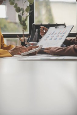 Toplantı odasında birlikte çalışan iş adamları, takım çalışması arka plan çizelgeleri ve grafikler, çift pozlama başarılı takım çalışması, iş planlama konsepti.