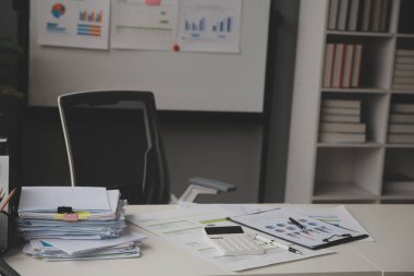 Toplantı odasında birlikte çalışan iş adamları, takım çalışması arka plan çizelgeleri ve grafikler, çift pozlama başarılı takım çalışması, iş planlama konsepti.