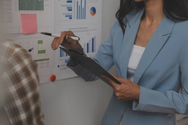 Toplantı odasında birlikte çalışan iş adamları, takım çalışması arka plan çizelgeleri ve grafikler, çift pozlama başarılı takım çalışması, iş planlama konsepti.