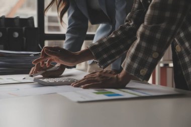 Toplantı odasında birlikte çalışan iş adamları, takım çalışması arka plan çizelgeleri ve grafikler, çift pozlama başarılı takım çalışması, iş planlama konsepti.