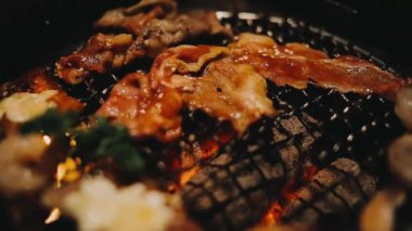 Sığır eti ve deniz ürünleri ızgarası yapan insanların yakınındaki manzara. Japonya 'da birçok insan Yakiniku denilen bu yemek yapma tarzını sever.