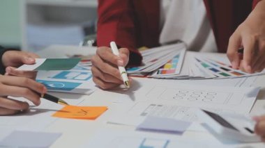 UX ya da UI tasarımcılarından oluşan bir grup masadaki modelleme prototiplerine sahip yeni bir uygulama tasarlıyor