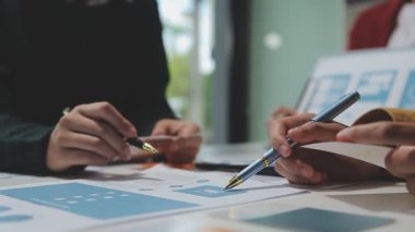 UX ya da UI tasarımcılarından oluşan bir grup masadaki modelleme prototiplerine sahip yeni bir uygulama tasarlıyor