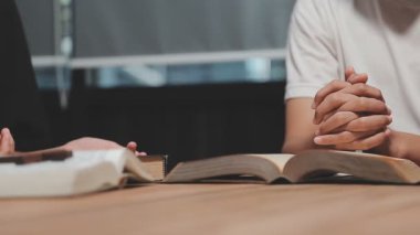 Adam kilisede kutsal incille dua ediyor.