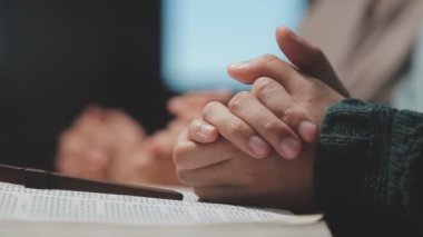 Dua eden bir kadına yaklaş.