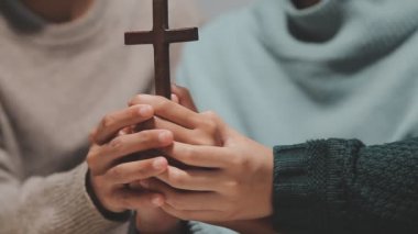 İncil 'i olan genç adam ve kadın.