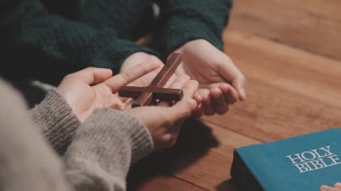 İncil 'i tutan adamın elleri