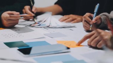 Yeni mobil uygulama ve web sitesi için renkli UX modelleri ve prototipleriyle çalışan tasarımcı takımı