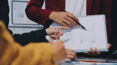 Yeni mobil uygulama ve web sitesi için renkli UX modelleri ve prototipleriyle çalışan tasarımcı takımı