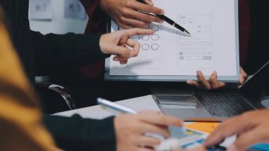 Yeni mobil uygulama ve web sitesi için renkli UX modelleri ve prototipleriyle çalışan tasarımcı takımı