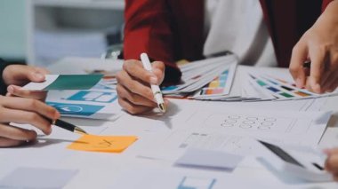 Yeni mobil uygulama ve web sitesi prototiplerinin renkli UX modellerini gösteren iş adamlarının yakın görüntüsü