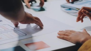Yeni mobil uygulama ve web sitesi prototiplerinin renkli UX modellerini gösteren iş adamlarının yakın görüntüsü