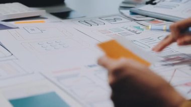 Yeni mobil uygulama ve web sitesi prototiplerinin renkli UX modellerini gösteren iş adamlarının yakın görüntüsü